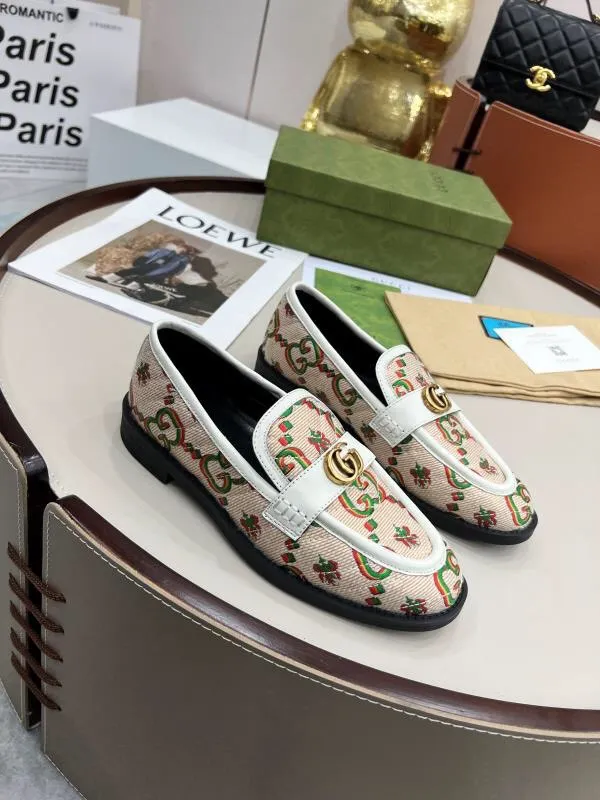 👟👟Ex-factory price 440👟👟 2022 new G family classic design loafers, made of V-shaped quilted effect leather, double G monogram evolved from Gucci, calf leather, mixed sheepskin lining, heel height 1.5 cm, original molded wear-resistant Tpu outsole. Code number 35-42,